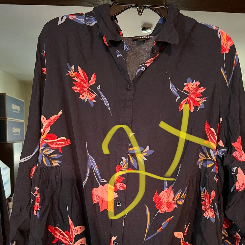 Loose fitting blouse with ruffled sleeve